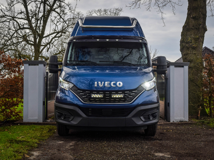 Zestaw dwóch lamp LAZER TRIPLE-R 750 Elite (Gen2) z systemem montażu w fabrycznym grillu - Iveco Daily (2019 -)