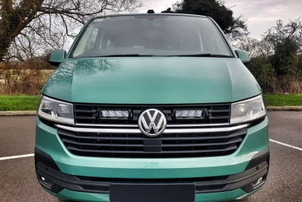 Zestaw dwóch lamp LAZER TRIPLE-R 750 Elite (Gen2) z systemem montażu w fabrycznym grillu - VW T6.1 (2019 -)