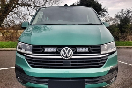 Zestaw dwóch lamp LAZER TRIPLE-R 750 Elite (Gen2) z systemem montażu w fabrycznym grillu - VW T6.1 (2019 -) 