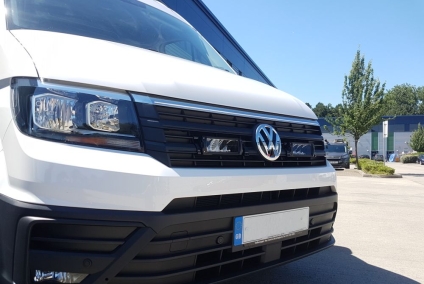 Zestaw dwóch lamp LAZER TRIPLE-R 750 (Gen2) z systemem montażu w fabrycznym grillu - VW Crafter (2017 -) 