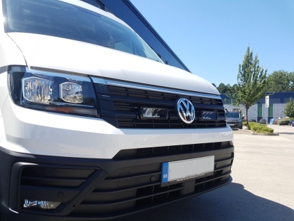 Zestaw dwóch lamp LAZER TRIPLE-R 750 (Gen2) z systemem montażu w fabrycznym grillu - VW Crafter (2017 -) 