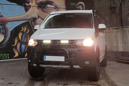 Zestaw dwóch lamp LAZER TRIPLE-R 750 Elite (Gen2) z systemem montażu w fabrycznym grillu - VW T5 (2010 -) 