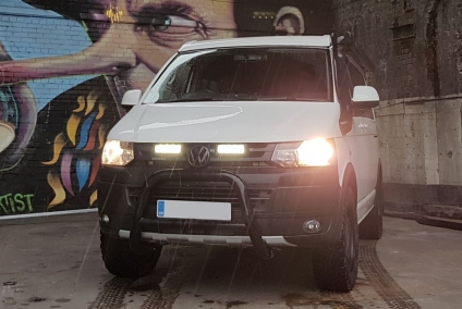 Zestaw dwóch lamp LAZER TRIPLE-R 750 Elite (Gen2) z systemem montażu w fabrycznym grillu - VW T5 (2010 -) 