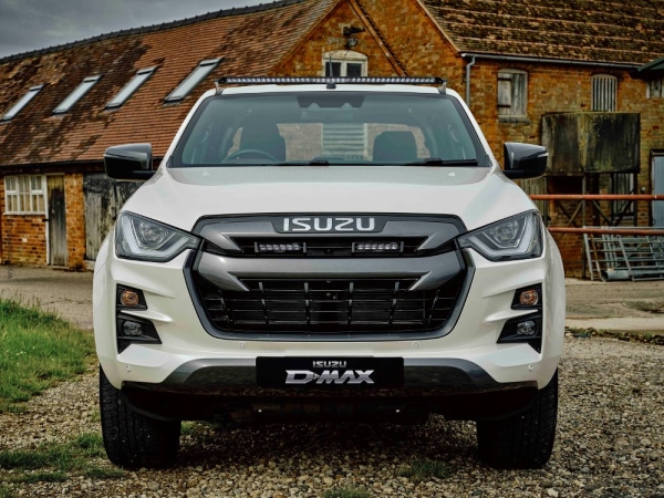 Zestaw dwóch lamp LAZER Linear 6 z systemem montażu w fabrycznym grillu - Isuzu D-Max (2021 -)