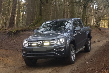 Zestaw dwóch lamp LAZER Triple-R 750 (Gen2) z systemem montażu w fabrycznym grillu - Volkswagen Amarok V6 (2016 -)