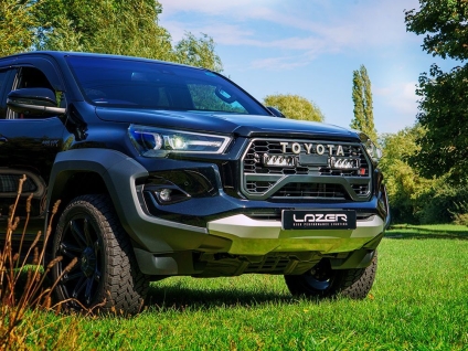 Zestaw dwóch lamp LAZER TRIPLE-R 750 BEACON (Gen2) z systemem montażu w fabrycznym grillu - Toyota Hilux GR Sport II (2024 - )
