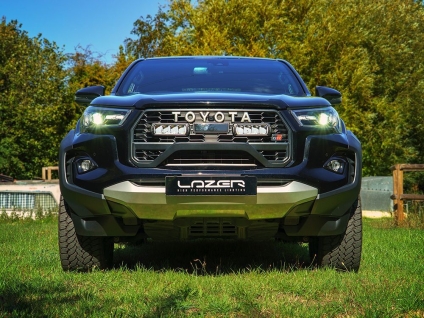 Zestaw dwóch lamp LAZER TRIPLE-R 750 (Gen2) z systemem montażu w fabrycznym grillu - Toyota Hilux GR Sport II (2025 -)