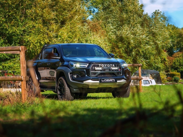 Zestaw dwóch lamp LAZER TRIPLE-R 750 Elite (Gen2) z systemem montażu w fabrycznym grillu - Toyota Hilux GR Sport II (2025 -)