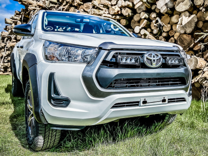 Zestaw dwóch lamp LAZER TRIPLE-R 750 (Gen2) z systemem montażu w fabrycznym grillu - Toyota Hilux (2021 -)