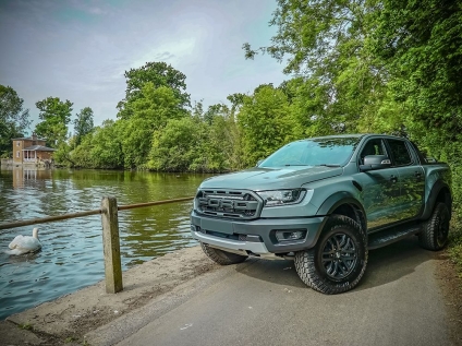 LAZER Linear 24 Elite z systemem montażu w fabrycznym grillu - Ford Ranger Raptor (2019 - 2022)