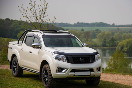 Zestaw lampy LAZER Linear 18 - z systemem montażu w fabrycznym grillu - Nissan Navara NP300 (2015 -)