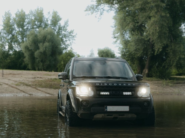 Zestaw dwóch lamp LAZER TRIPLE-R 750 (Gen2) z systemem montażu w fabrycznym grillu - Land Rover Discovery4 (2014 -) 