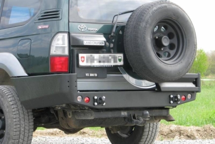 ZDERZAK TYŁ TOYOTA LCJ95 96-02 WERSJA Z POSZERZENIAMI Z OTWORAMI NA LAMPY  	