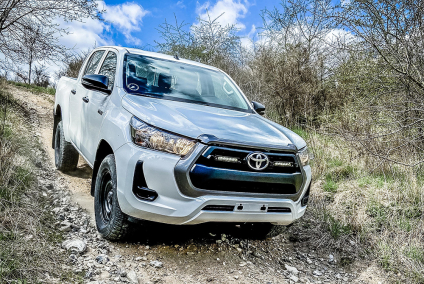 Zestaw dwóch lamp LAZER Linear 6 z systemem montażu w fabrycznym grillu - Toyota Hilux (2021 -)