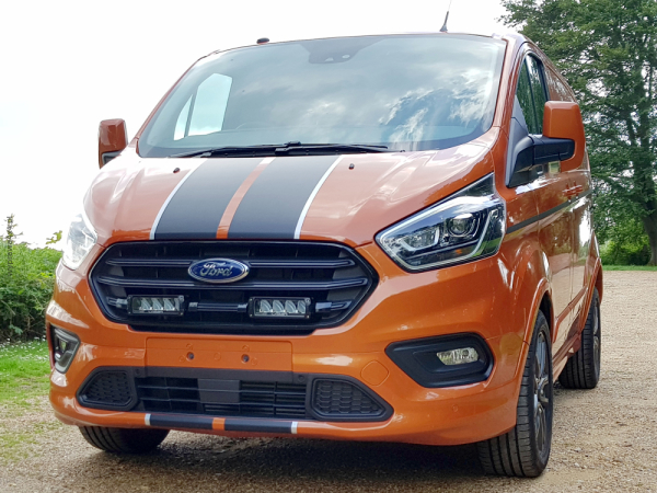 Zestaw dwóch lamp LAZER TRIPLE-R 750 Elite (Gen2) z systemem montażu w fabrycznym grillu - Ford Transit Custom (2018 -) 