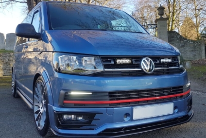 Zestaw dwóch lamp LAZER TRIPLE-R 750 (Gen2) z systemem montażu w fabrycznym grillu - VW T6 (2016 -) do wersji Highline/Trendline