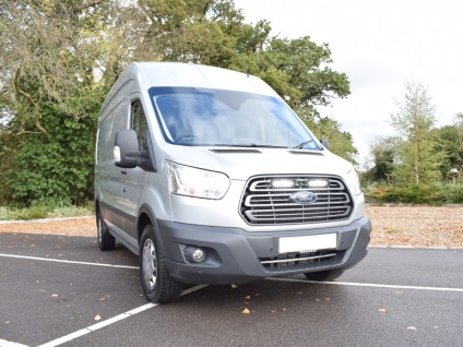 Zestaw dwóch lamp LAZER ST4 Evolution z systemem montażu w fabrycznym grillu - Ford Transit (2015 - 2019)